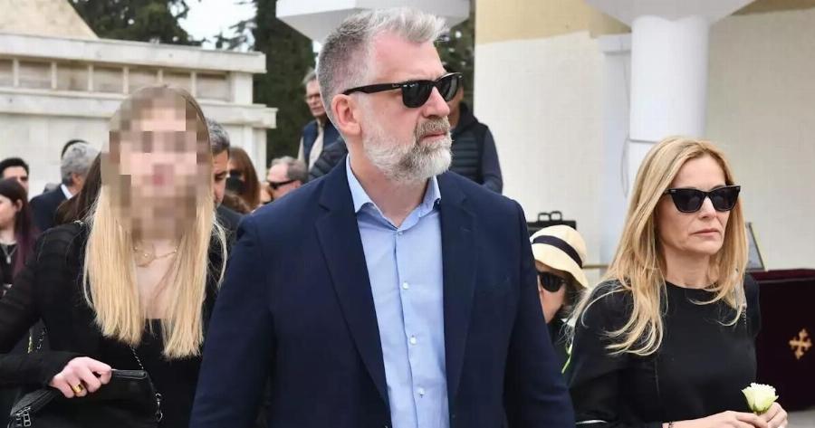 Συντετριμμένος ο γιος της Άννας Παναγιωτοπούλου στην κηδεία της: Έτσι την αποχαιρέτησε