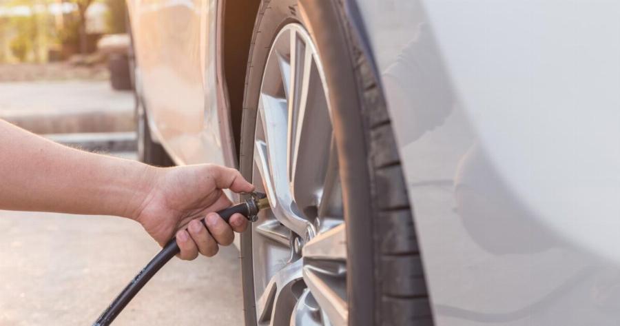 Τέλος ο “τζάμπα” αέρας: “Χαράτσι” από τα βενζινάδικα για να φουσκώνουμε λάστιχα σε αμάξι και μηχανή