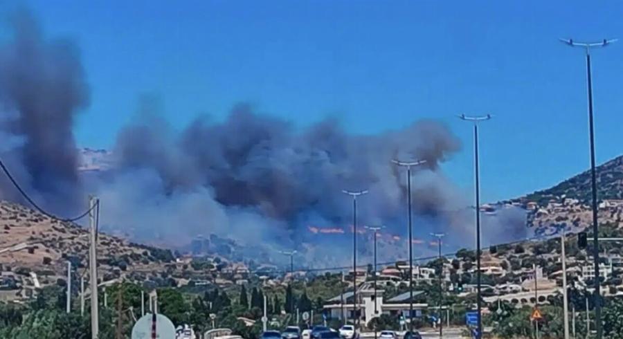 Νέα μεγάλη φωτιά στην Αττική – Καίγονται τώρα σπίτια, εκκενώθηκαν 4 οικισμοί