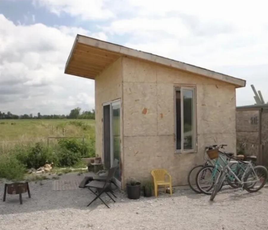 Γυναίκα τερματίζει το γάμο της, φεύγει από όλα και μεταμορφώνει ένα μικροσκοπικό υπόστεγο στο σπίτι των ονείρων της