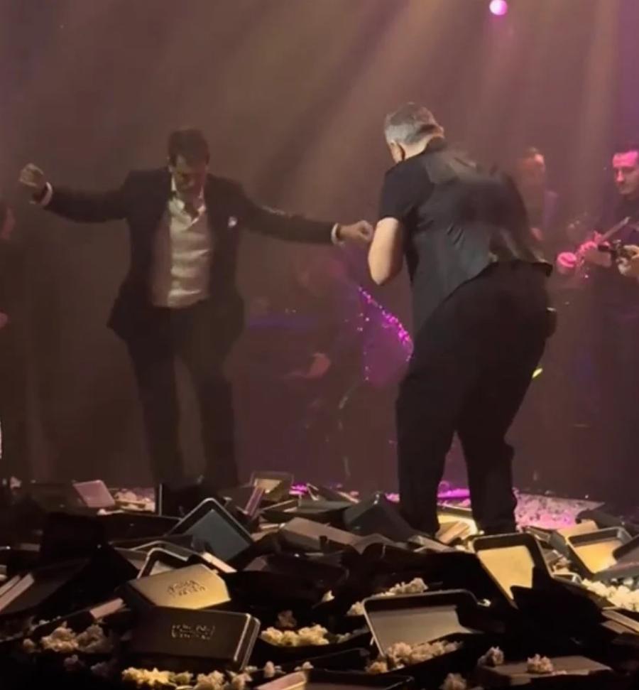 Παύλος Ντε Γκρες: Χόρεψε ζεϊμπέκικο και ο Αντώνης Ρέμος χτυπάει παλαμάκια