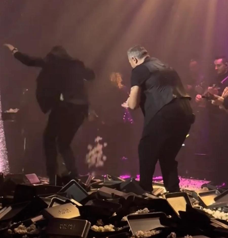 Παύλος Ντε Γκρες: Χόρεψε ζεϊμπέκικο και ο Αντώνης Ρέμος χτυπάει παλαμάκια