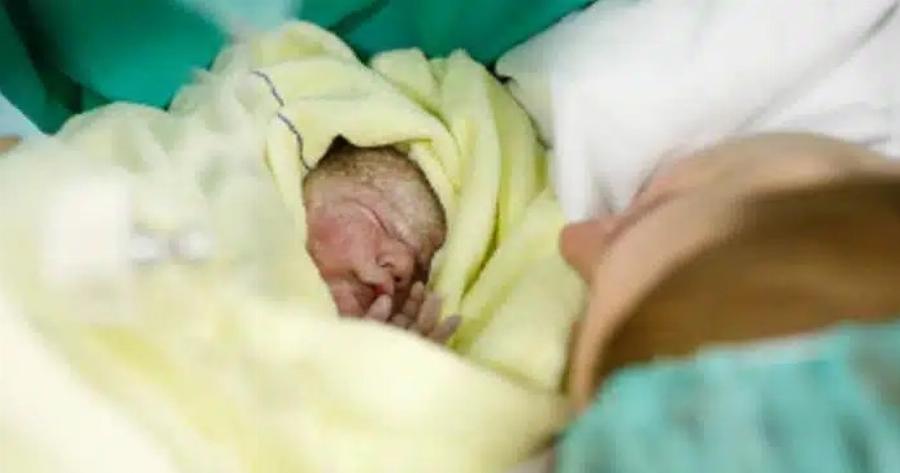 18χρονη γέννησε μετά από 4 ώρες τοκετού – Μόλις οι γιατροί είδαν το στόμα του μωρού έπαθαν ΣOK