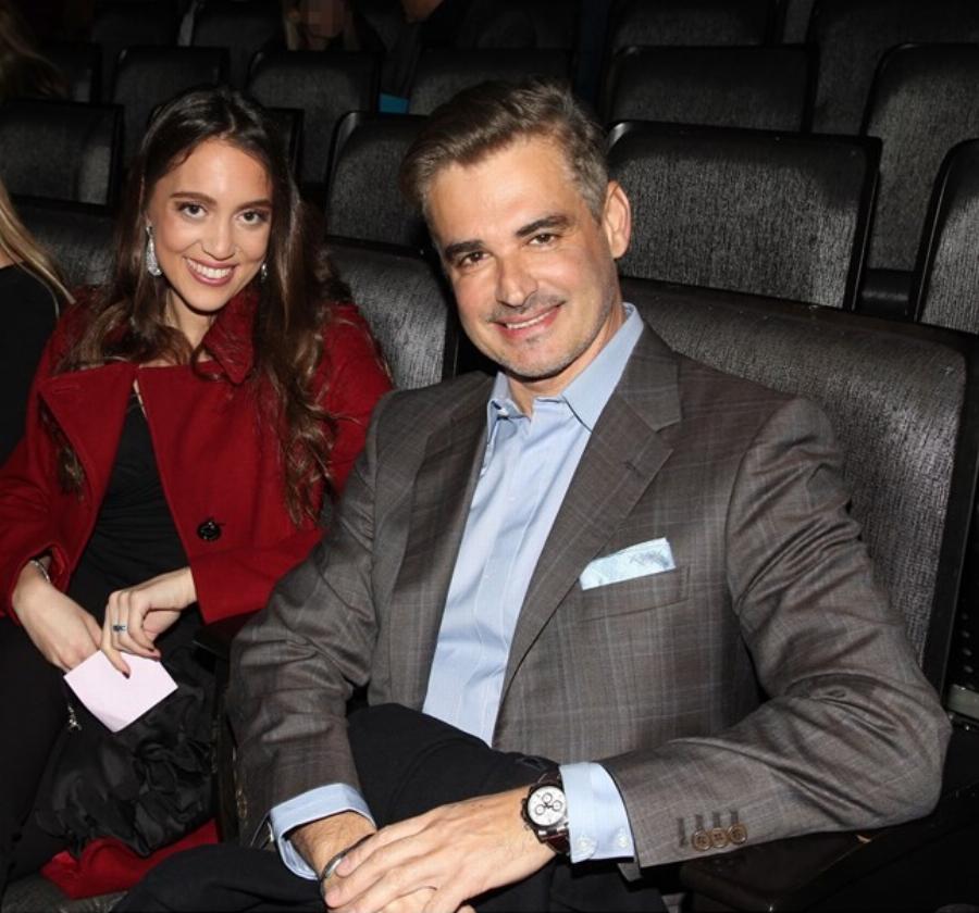 Φουλ εpωτευμένoς ο Άρης Σπηλιωτόπουλος – Auτή είναι η κατά 29 χρόνια νεότερη σύντροφός του