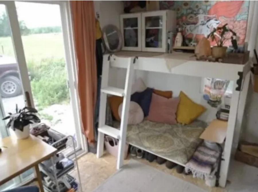 Γυναίκα τερματίζει το γάμο της, φεύγει από όλα και μεταμορφώνει ένα μικροσκοπικό υπόστεγο στο σπίτι των ονείρων της