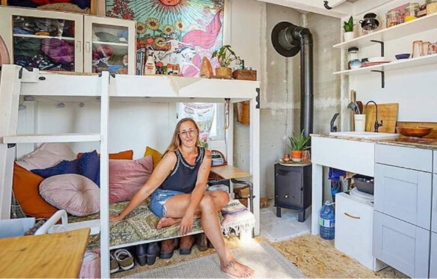 Γυναίκα τερματίζει το γάμο της, φεύγει από όλα και μεταμορφώνει ένα μικροσκοπικό υπόστεγο στο σπίτι των ονείρων της