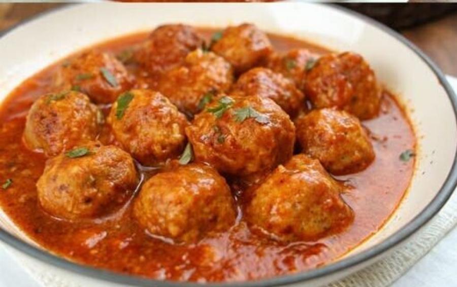Κεφτεδάκια με σάλτσα ντομάτας της μαμάς – ζουμερή και εύκολη συνταγή