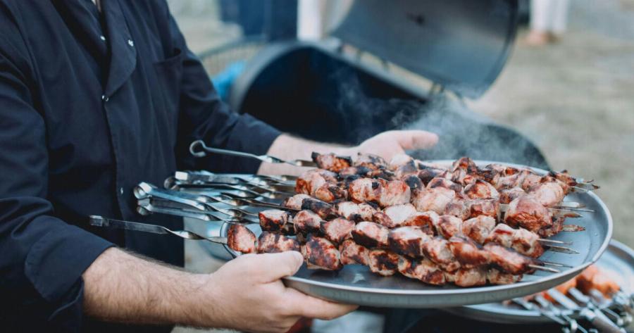 «Κλείδωσε» η κακοκαιρία: Οι περιοχές που επηρεάζονται και «τρώνε» μπλόκο στο ψήσιμο της Τσικνοπέμπτης