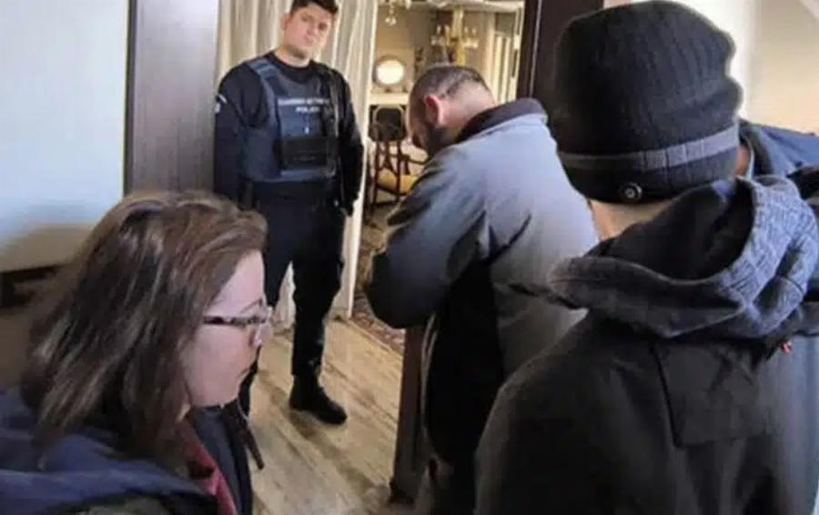 Παλαιό Φάληρο: Επιχείρηση έξωσης κατάκοιτου – Υπέστη σοκ κατά την εισβολή αστυνομικών στο σπίτι του