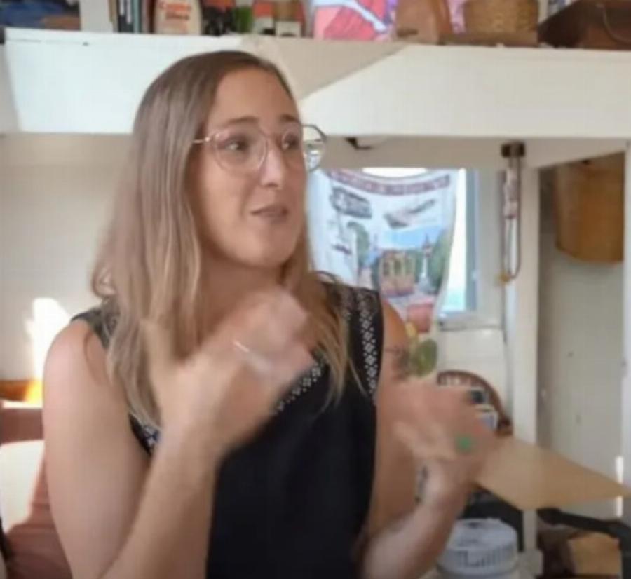 Γυναίκα τερματίζει το γάμο της, φεύγει από όλα και μεταμορφώνει ένα μικροσκοπικό υπόστεγο στο σπίτι των ονείρων της