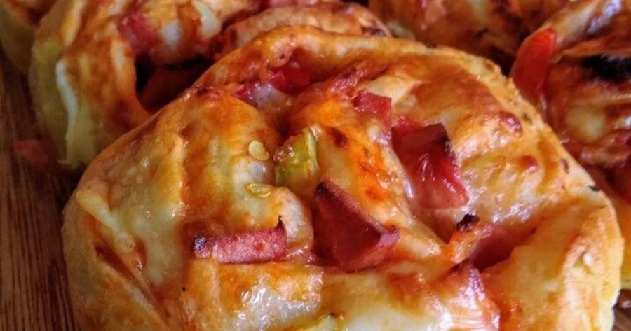 Η σημερινή μας συνταγή είναι αφράτα, νόστιμα, πανεύκολα και γρήγορα πιτσάκια