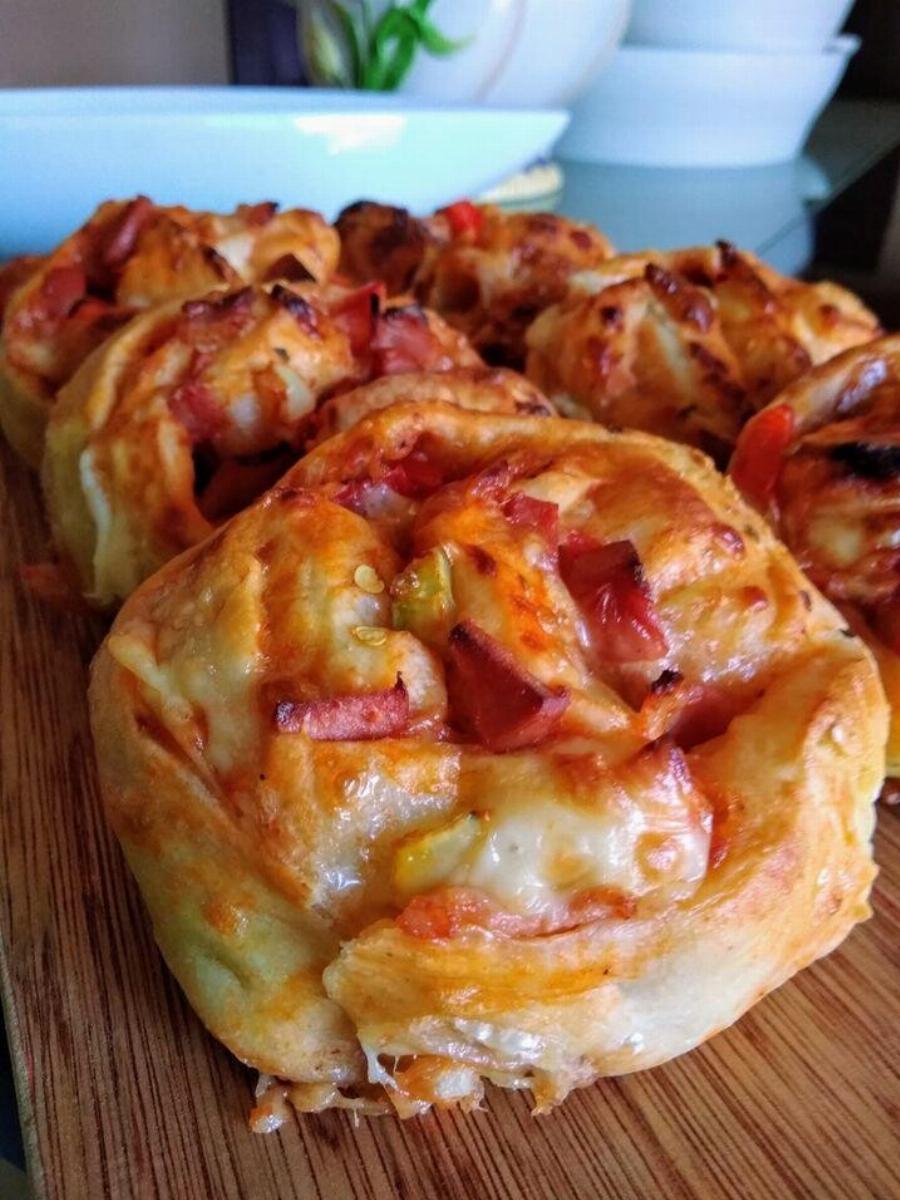 Η σημερινή μας συνταγή είναι αφράτα, νόστιμα, πανεύκολα και γρήγορα πιτσάκια