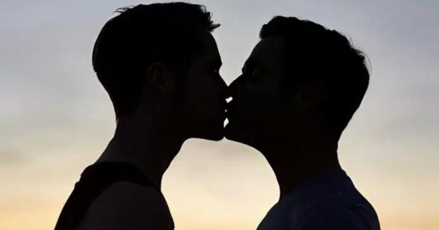 Ο παθιασμένος έpωτας Βουλευτή της ΝΔ με νεαρό επιχειρηματία της Γλυφάδας – Τρώει ωμό το παϊδάκι