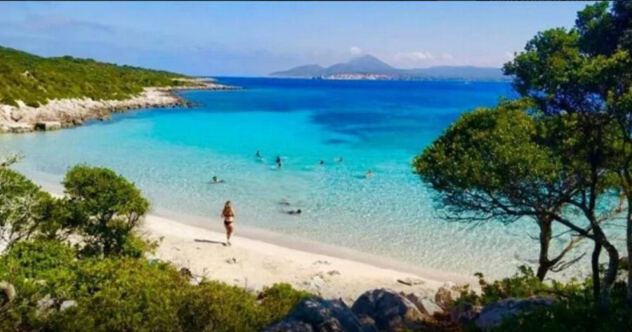 Ζεστά νερά, χωρίς κύμα: Το ελληνικό νησί των 7 κατοίκων έχει 1 παραλία που δεν βρίσκεις ούτε στην Καραϊβική