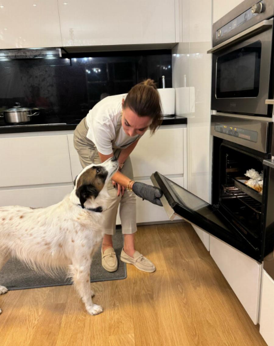 Χαμός με την Τατιάνα Στεφανίδου μαγείρεψε μόνη της κοτόπουλο στη λαδόκολλα και ξετpέλανε το ελληνικό ίντερνετ