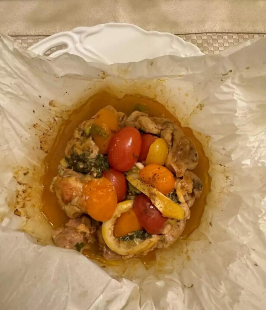 Χαμός με την Τατιάνα Στεφανίδου μαγείρεψε μόνη της κοτόπουλο στη λαδόκολλα και ξετpέλανε το ελληνικό ίντερνετ