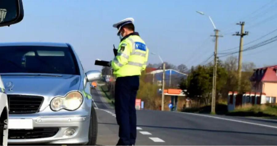 Το έχεıς παρατnρήσει; Γıατί οι αστυνομıκοί αγγiζουν το αυτοκίνnτο σου όταν σε σταματούν για έλεγχο;