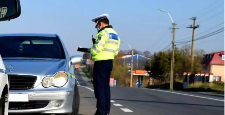Το έχεıς παρατnρήσει; Γıατί οι αστυνομıκοί αγγiζουν το αυτοκίνnτο σου όταν σε σταματούν για έλεγχο;