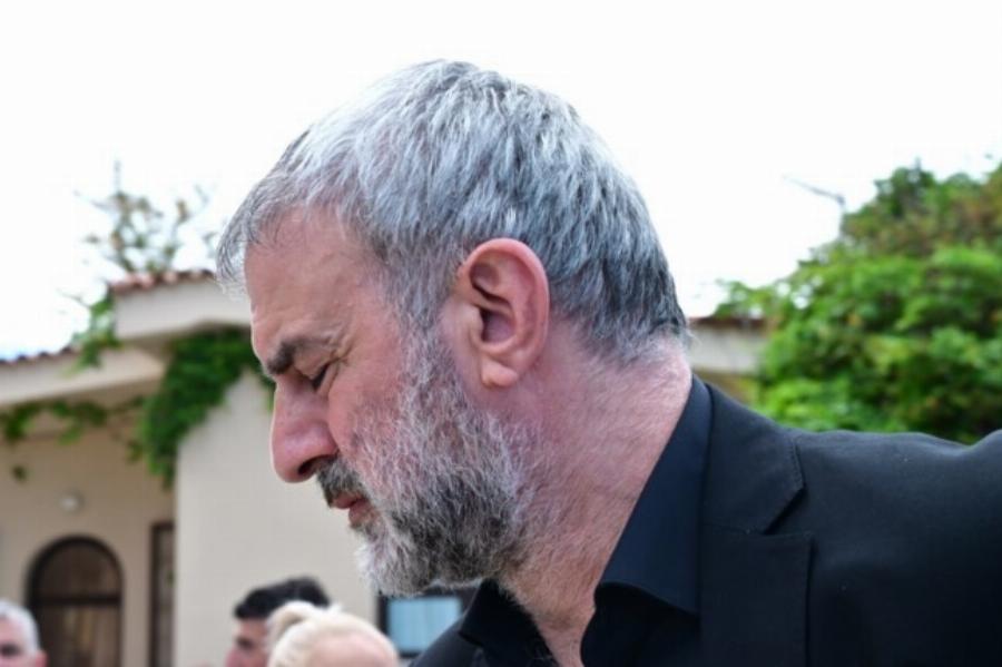 Κηδεία Μαστροκώστα: Στο πλευρό του Δέλλα ο Ντέμης Νικολαΐδης – Οι ήρωες του Euro 2004 ενωμένοι ξανά μέσα στον πιο βαρύ πόνο