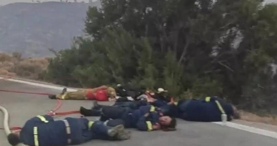 Ραγίζει καρδιές η φωτογραφία με τους εξαντλημένους Έλληνες πυροσβέστες