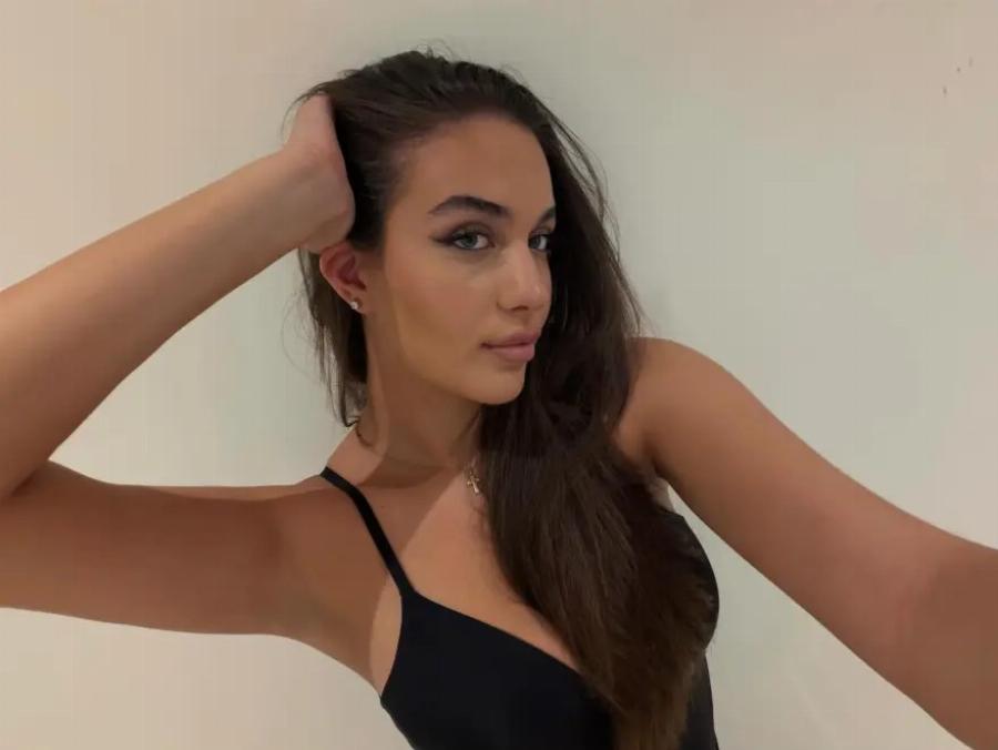 Βικτώρια Δέλλα: Οι νέες φωτογραφίες της στο Instagram και το σχόλιο «η Γωγώ Μαστροκώστα μελαχρινή»