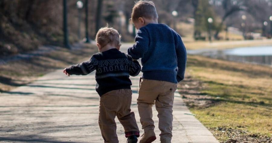 Γεμίζουν χρήμα οι τσέπες από τους Έλληνες γονείς: Έρχονται 3 συνεχόμενες πληρωμές για όσους έχουν παιδιά