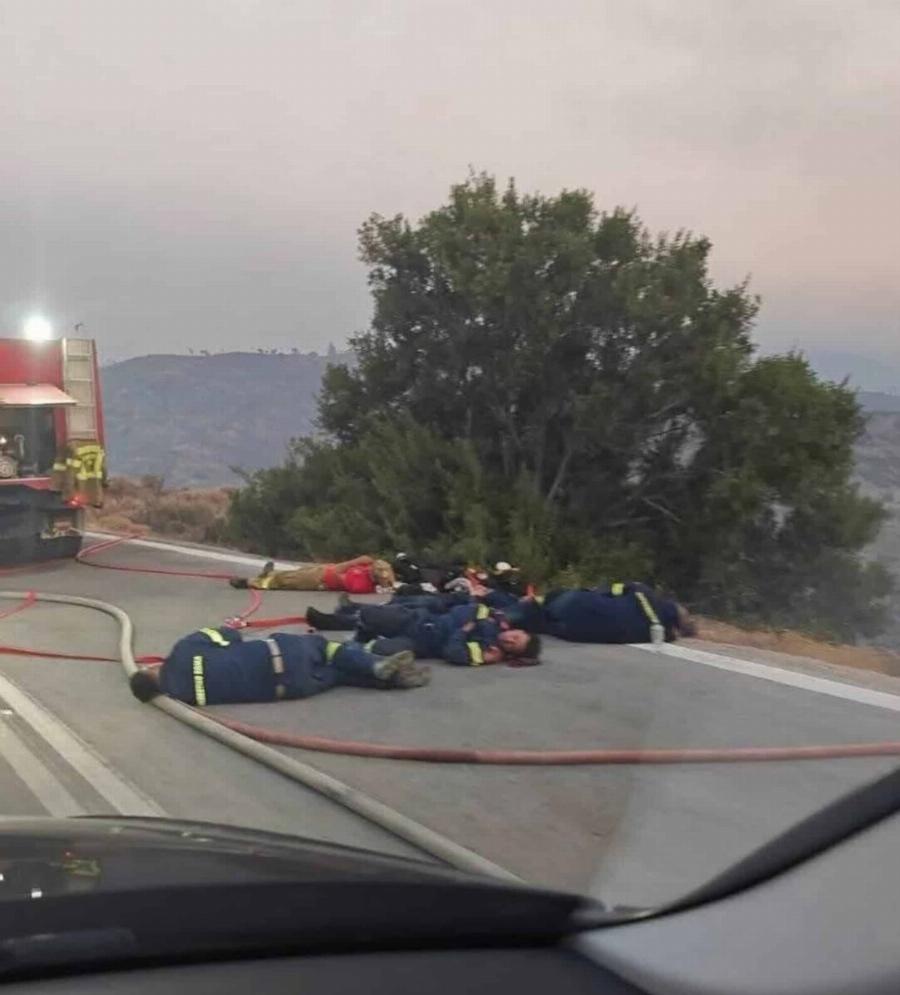 Ραγίζει καρδιές η φωτογραφία με τους εξαντλημένους Έλληνες πυροσβέστες