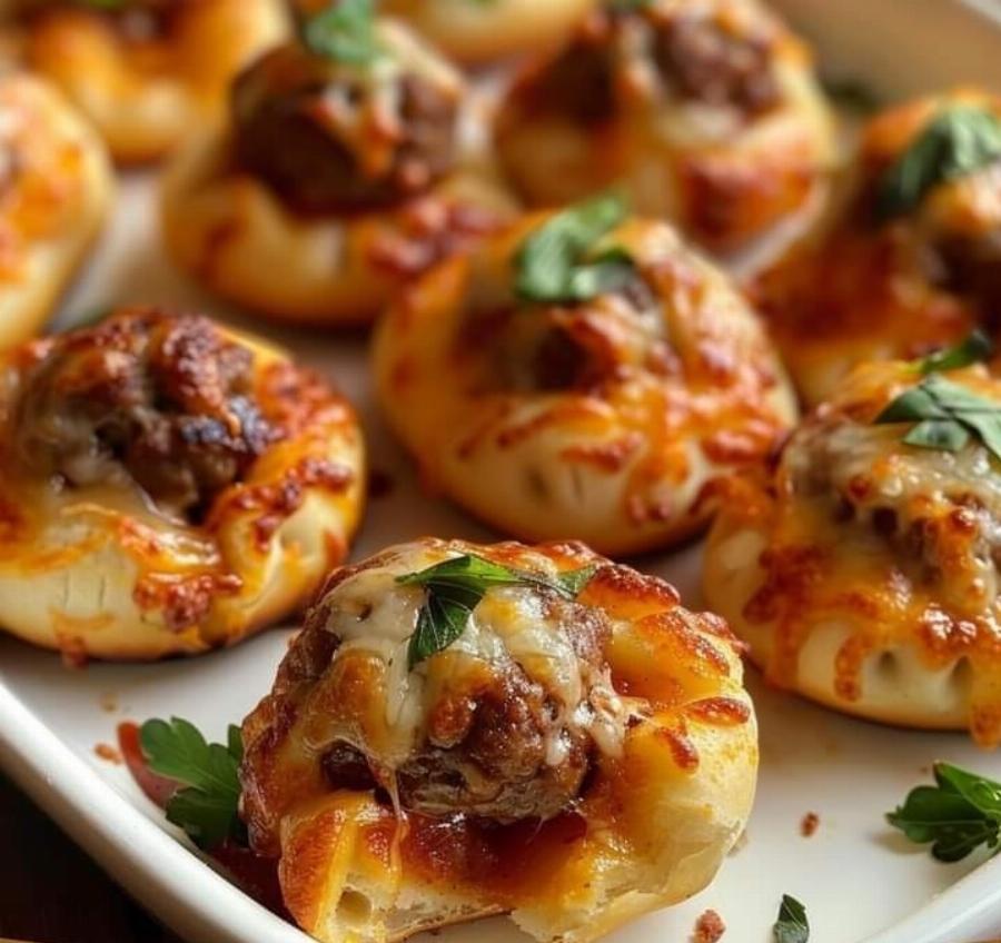 Μπουκίτσες πίτσας με κεφτεδάκια και τυρί – Το εύκολο σνακ που εξαφανίζεται