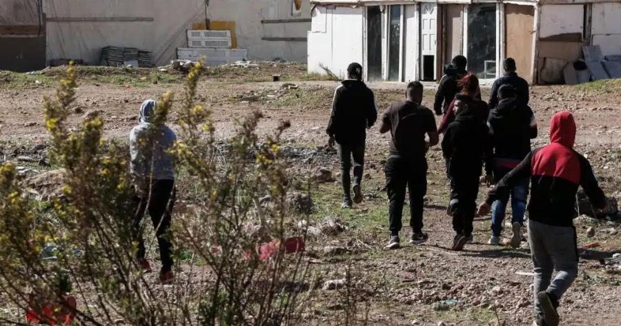 Eξαλλoι οι Poμά για τους αστυνομικούς που θα μπουν στους οικισμούς: «Θα πάμε στο Σύνταγμα με λεωφορεία»