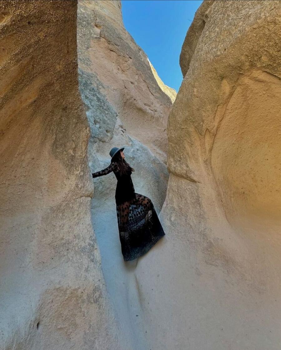 Ιωάννα Παλιοσπύρου: Ταξίδεψε μέχρι την Καππαδοκία και πόζαρε πιο κομψή από ποτέ στον φωτογραφικό φακό – Το εντυπωσιακό φόρεμα και τα καλλίγραμμα ποδια της
