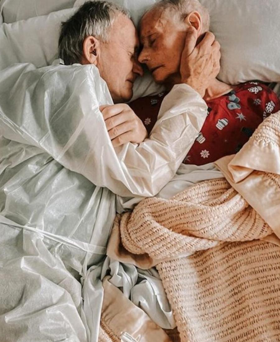 «Μια Αγάπη για Όλη τη Ζωή»: Κορίτσι Μοιράστηκε την Ιστορία Αγάπης των Παππούδων της και την Τελευταία Στιγμή που Ολοκληρώνει την 60χρονη Ιστορία Αγάπης τους!