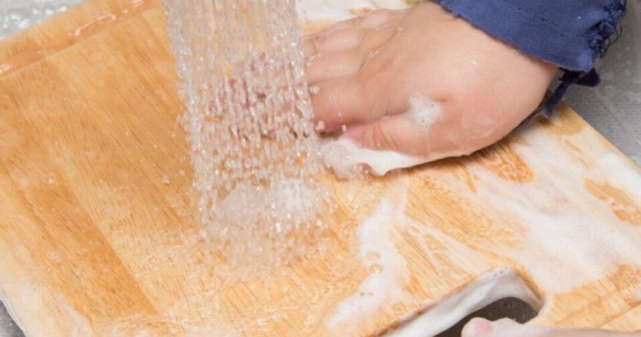 Πώς να καθαρίσετε τις σανίδες κοπής ανάλογα με το είδος του υλικού