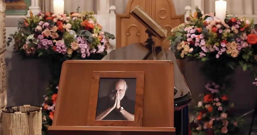 Συγκλονίζει η φιγούρα του Καραγκιόζη στο φέρετρό του Διονύση Σαββόπουλο