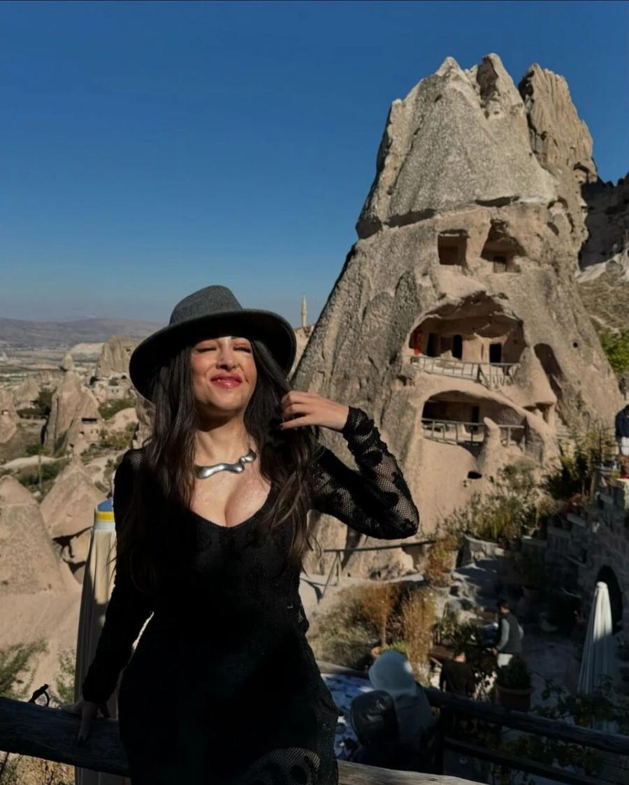 Ιωάννα Παλιοσπύρου: Ταξίδεψε μέχρι την Καππαδοκία και πόζαρε πιο κομψή από ποτέ στον φωτογραφικό φακό – Το εντυπωσιακό φόρεμα και τα καλλίγραμμα ποδια της