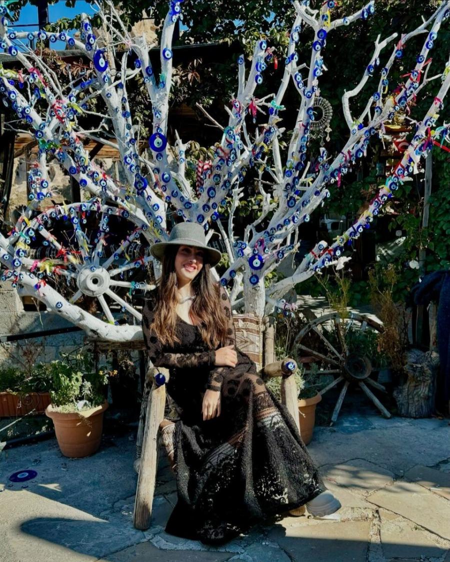 Ιωάννα Παλιοσπύρου: Ταξίδεψε μέχρι την Καππαδοκία και πόζαρε πιο κομψή από ποτέ στον φωτογραφικό φακό – Το εντυπωσιακό φόρεμα και τα καλλίγραμμα ποδια της