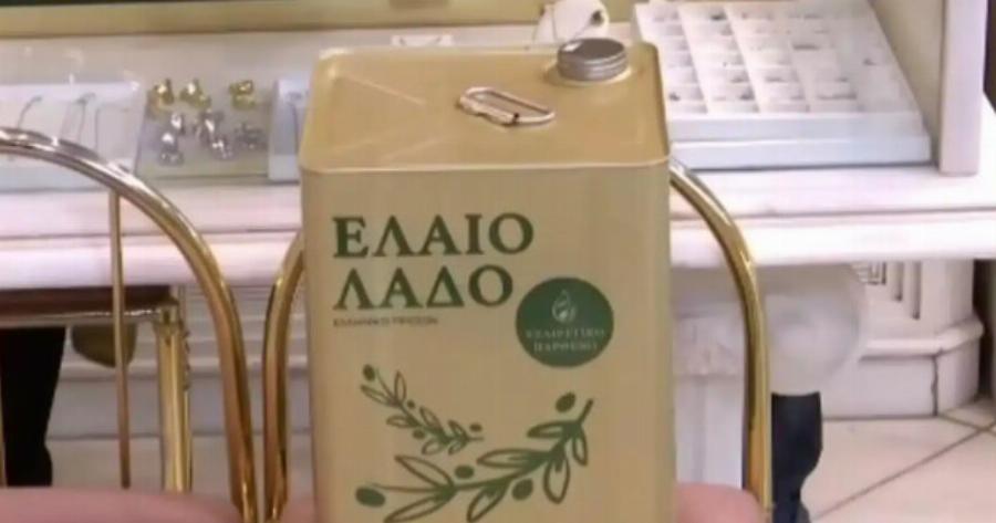 Καλαμάτα: Αγόρασε χρυσό σταυρό και πλήρωσε με έναν τενεκέ ελαιόλαδο – Τι λέει η ιδιοκτήτρια του κοσμηματοπωλείου