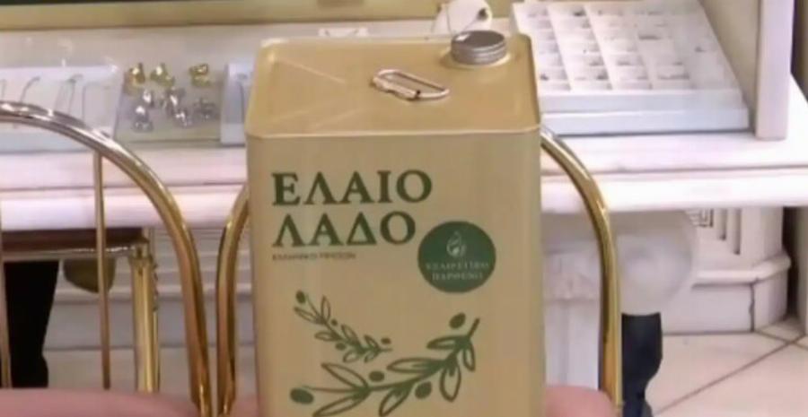 Καλαμάτα: Αγόρασε χρυσό σταυρό και πλήρωσε με έναν τενεκέ ελαιόλαδο – Τι λέει η ιδιοκτήτρια του κοσμηματοπωλείου