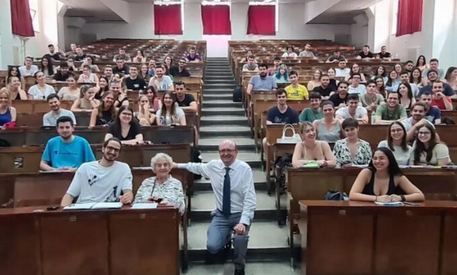 Μάθημα ζωής… Η 93χρονη γιαγιά Ντίνα στα φοιτητικά έδρανα του Οικονομικού Πανεπιστημίου Αθηνών