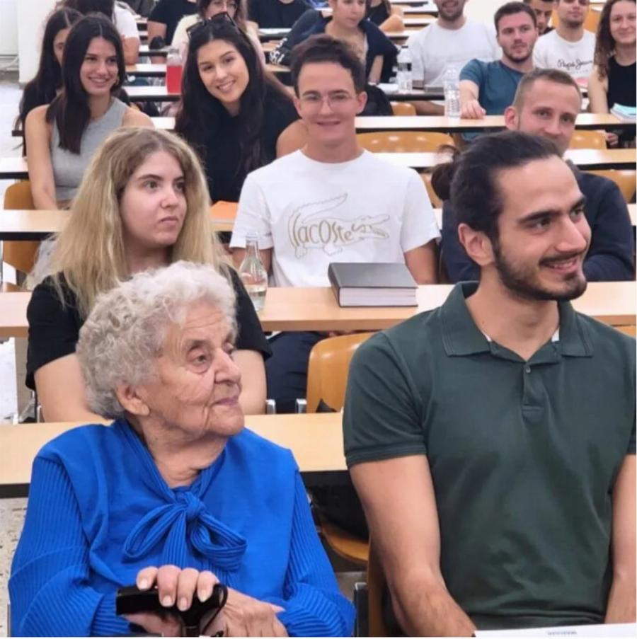 Μάθημα ζωής… Η 93χρονη γιαγιά Ντίνα στα φοιτητικά έδρανα του Οικονομικού Πανεπιστημίου Αθηνών