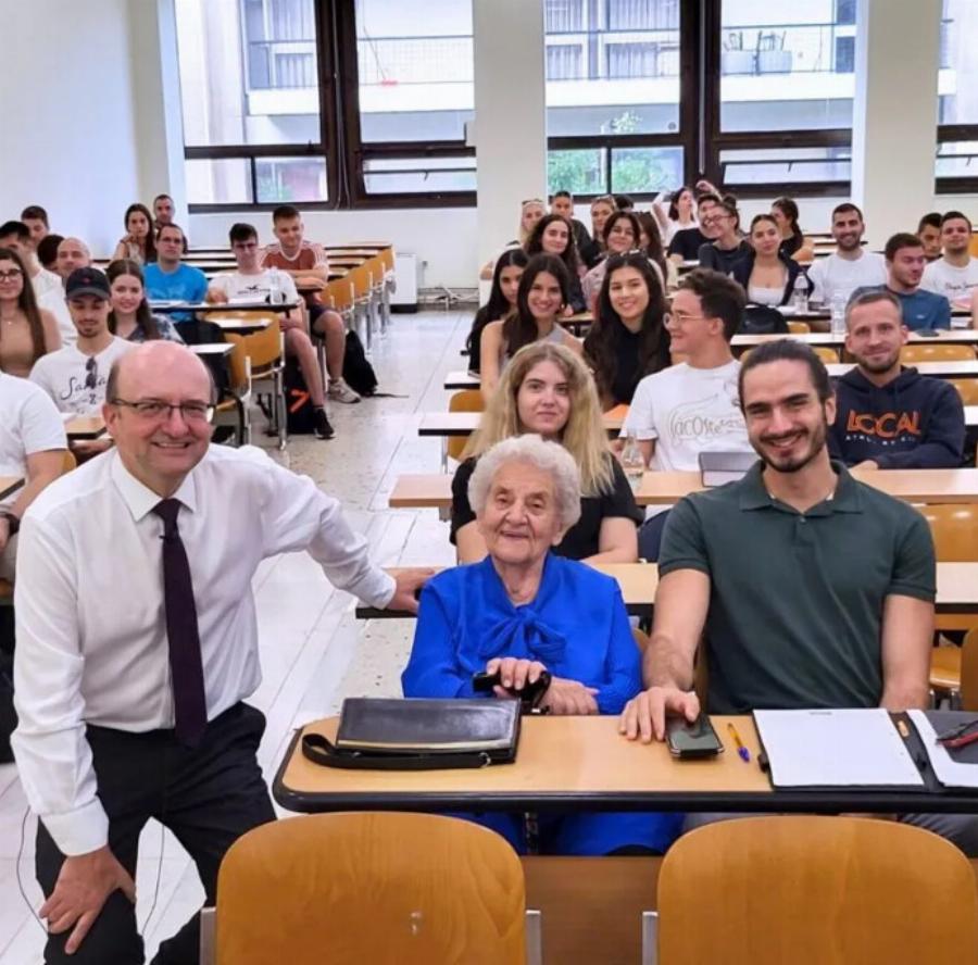 Μάθημα ζωής… Η 93χρονη γιαγιά Ντίνα στα φοιτητικά έδρανα του Οικονομικού Πανεπιστημίου Αθηνών