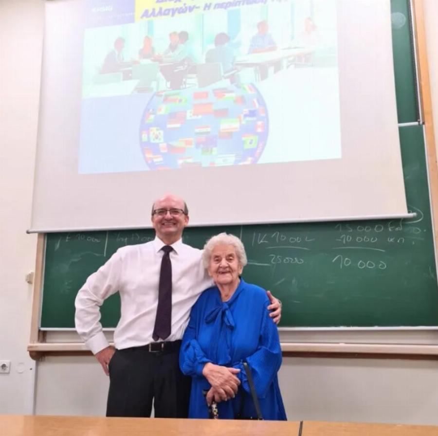 Μάθημα ζωής… Η 93χρονη γιαγιά Ντίνα στα φοιτητικά έδρανα του Οικονομικού Πανεπιστημίου Αθηνών