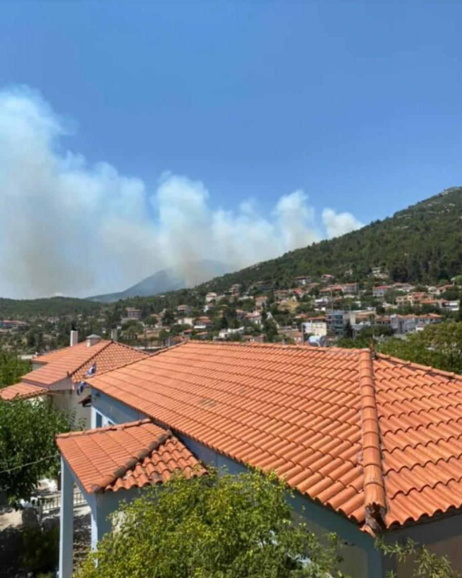 Μεγάλη φωτιά τώρα στην Αττική δίπλα σε σπίτια – Συναγερμός στην Πυροσβεστική