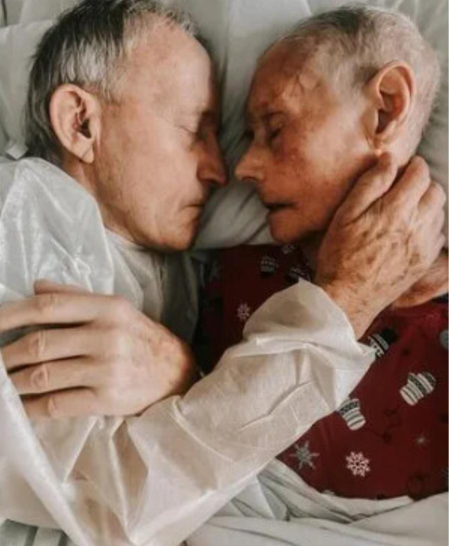 «Μια Αγάπη για Όλη τη Ζωή»: Κορίτσι Μοιράστηκε την Ιστορία Αγάπης των Παππούδων της και την Τελευταία Στιγμή που Ολοκληρώνει την 60χρονη Ιστορία Αγάπης τους!