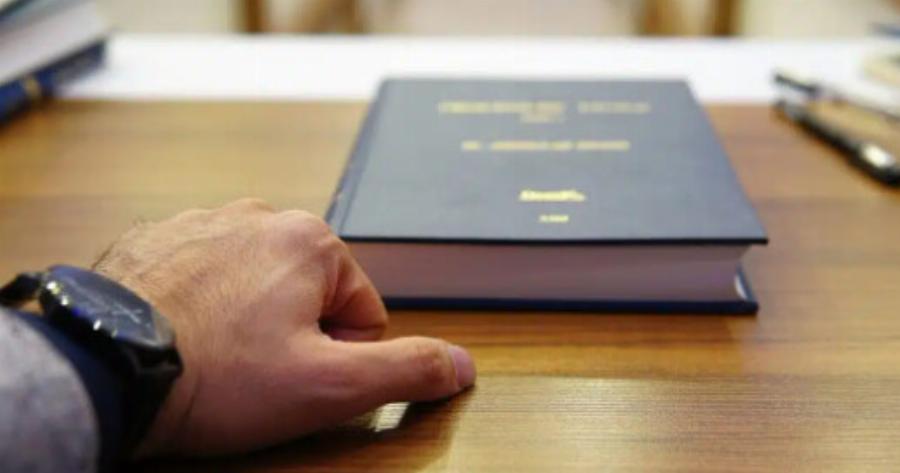 Συνελήφθη πασιγνωστός Έλληνας δικηγόρος πριν λίγο