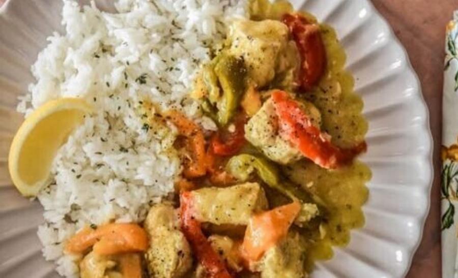 Κοτόπουλο με πιπεριές: εύκολη συνταγή με ζουμερό αποτέλεσμα