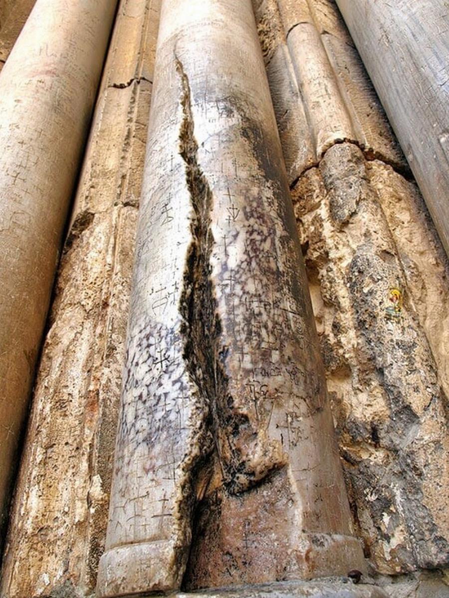 Άγιο Φως: Συγκλονίζει το θαύμα με τον σχισμένο κίονα στην είσοδο του Πανάγιου Τάφου