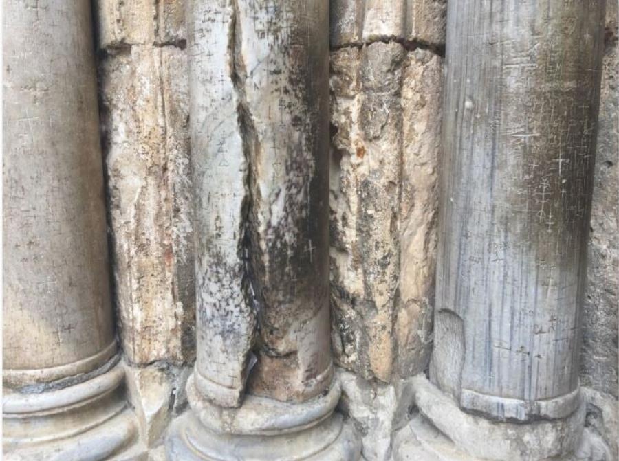 Άγιο Φως: Συγκλονίζει το θαύμα με τον σχισμένο κίονα στην είσοδο του Πανάγιου Τάφου