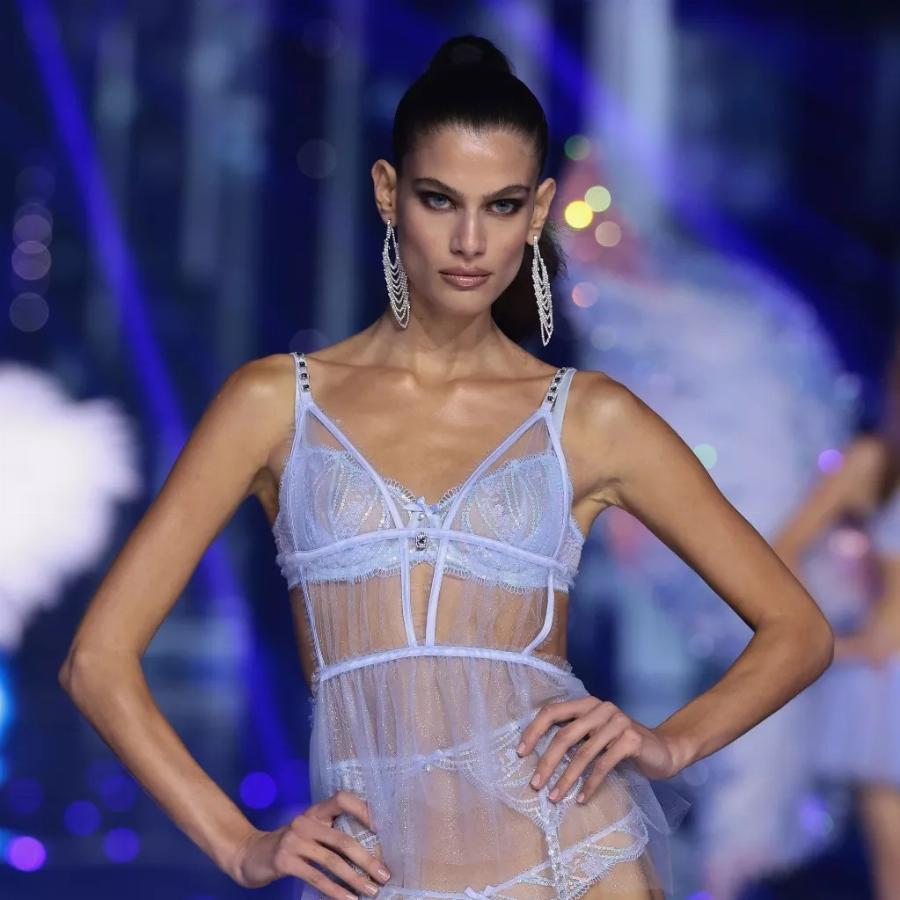 H 21χρονη Ανθή Φακιδάρη είναι η πρώτη Ελληνίδα που περπάτησε στην πασαρέλα της Victoria’s Secret