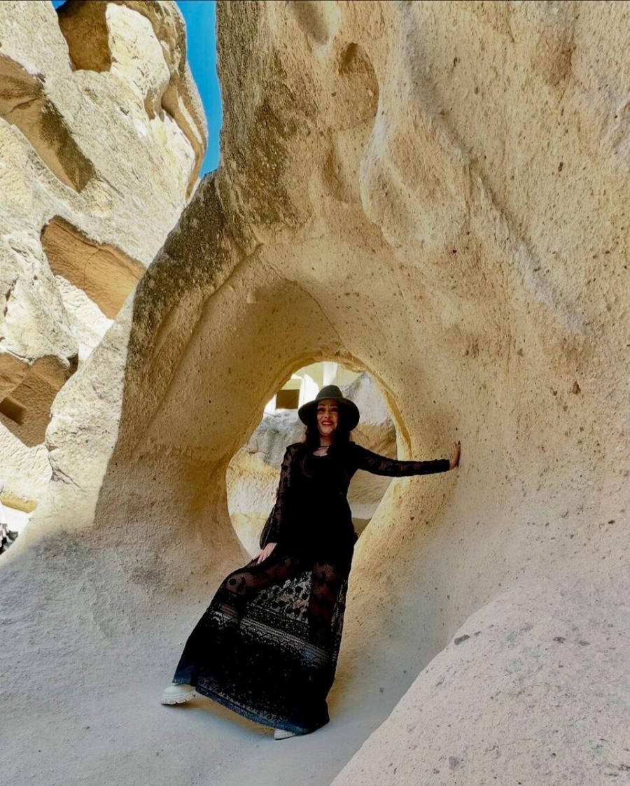 Ιωάννα Παλιοσπύρου: Ταξίδεψε μέχρι την Καππαδοκία και πόζαρε πιο κομψή από ποτέ στον φωτογραφικό φακό – Το εντυπωσιακό φόρεμα και τα καλλίγραμμα ποδια της