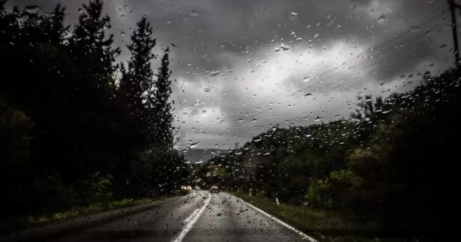 Καιρός: Σuvαγεpμoς τις επόμενες ώρες – Σε Auτές τις περιοχές θα πέσει πολύ νερό